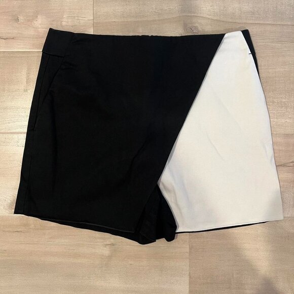 INC Black and white shorts with a touch of glamour - Picture 1 of 3